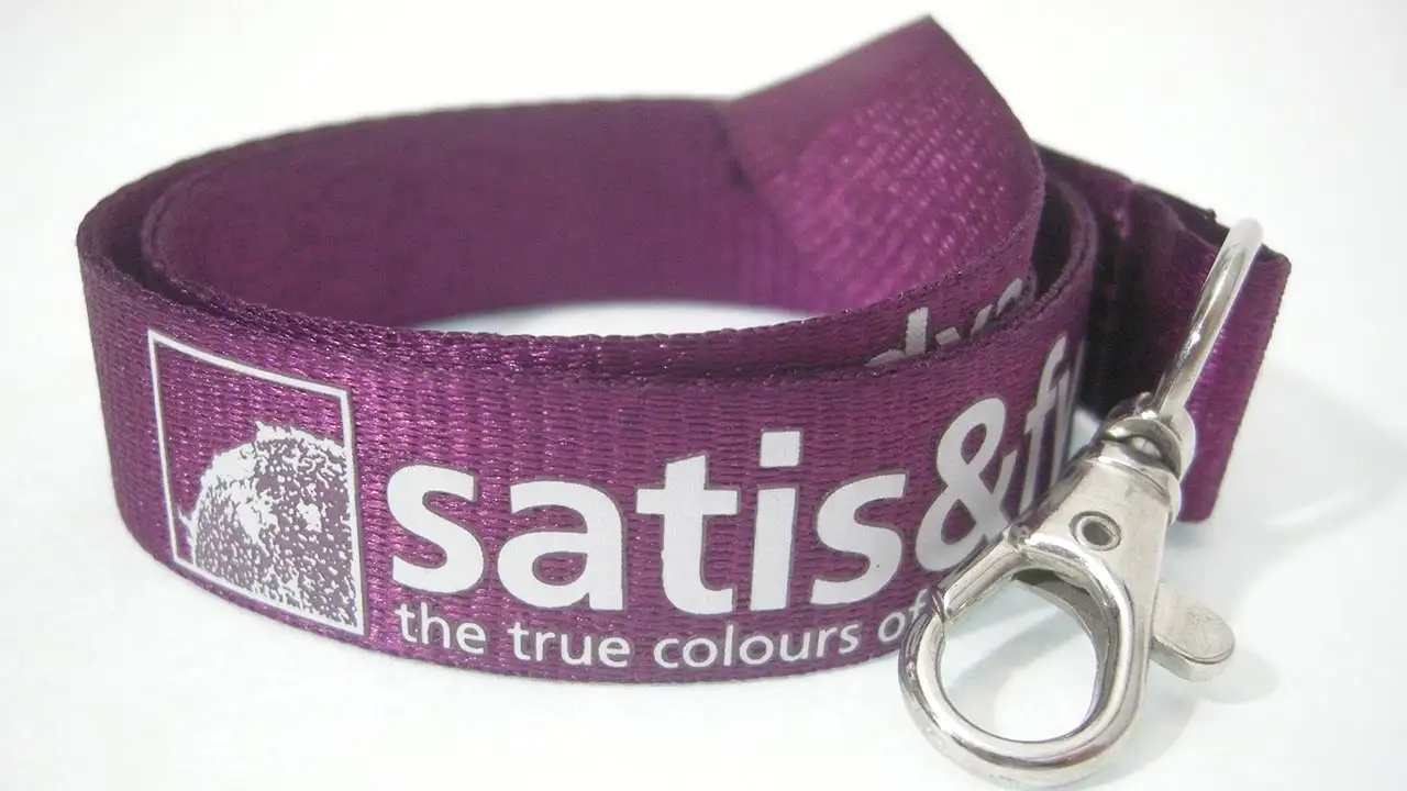 Ett miljövänligt ECO-nyckelband med tryckt logotyp, tillverkad av fibrer från ekologiskt odlad bambu.