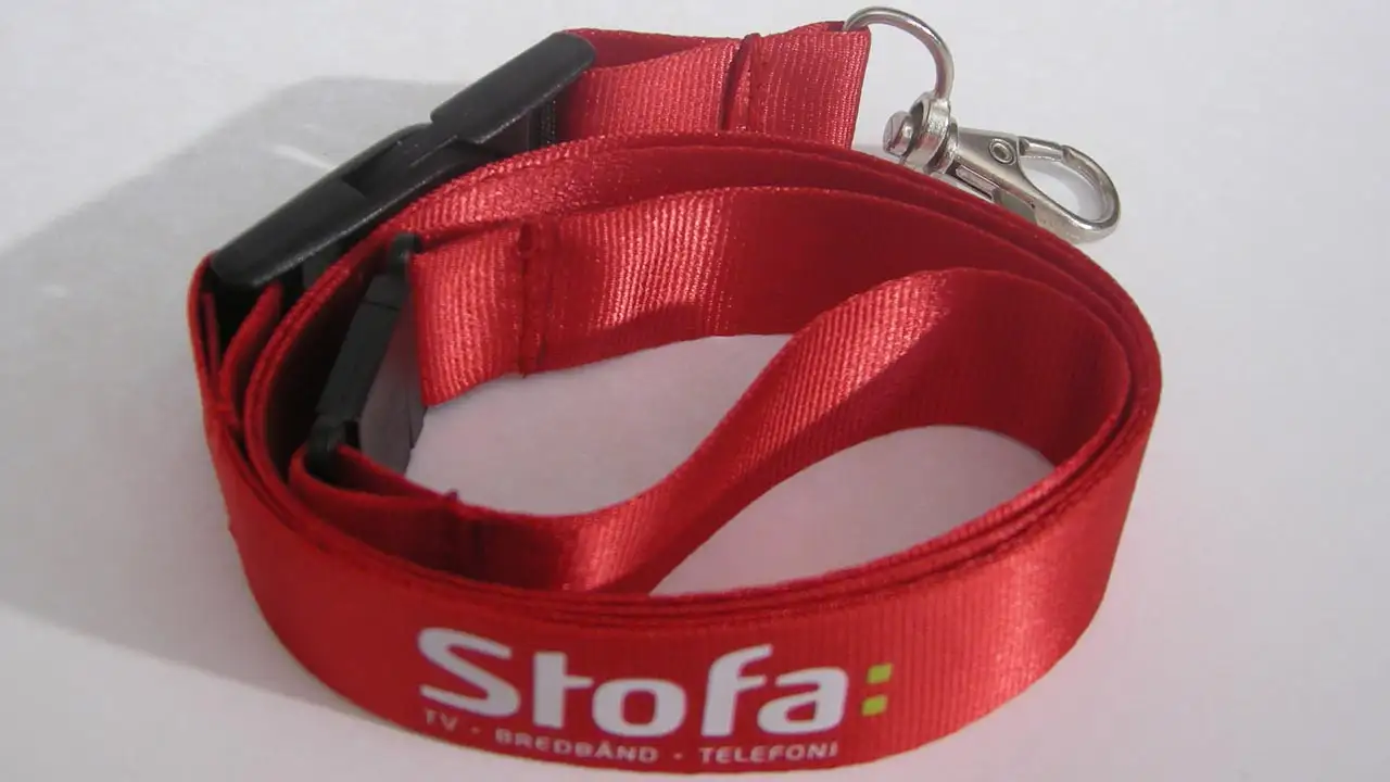 Detta nyckelband är tillverkat i slät och glansig nylon och har en screentryckt logga i 2 färger.