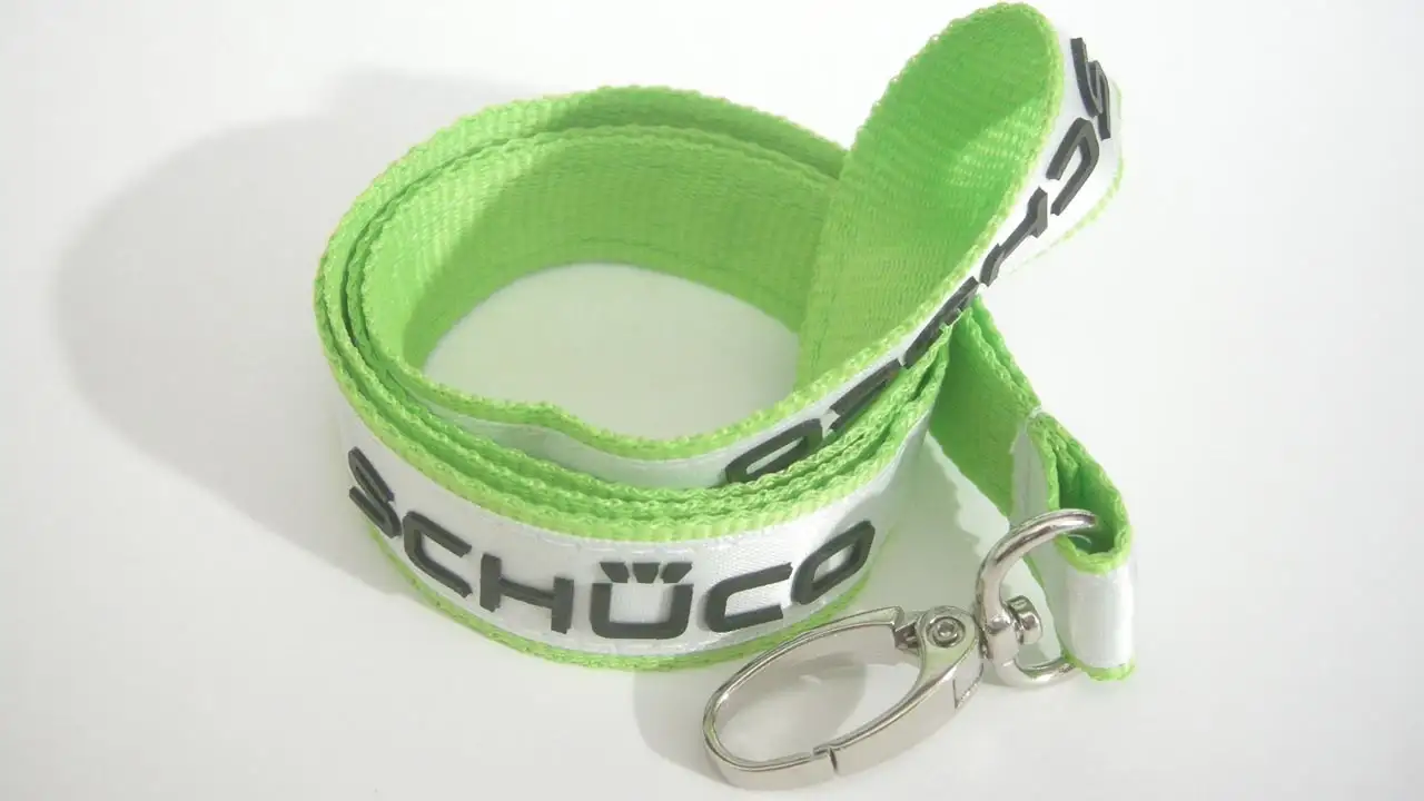 Helt unikt logoband med vitt kontrastband och upphöjd logo i svart heat transfer vinyl med 3d-struktur.