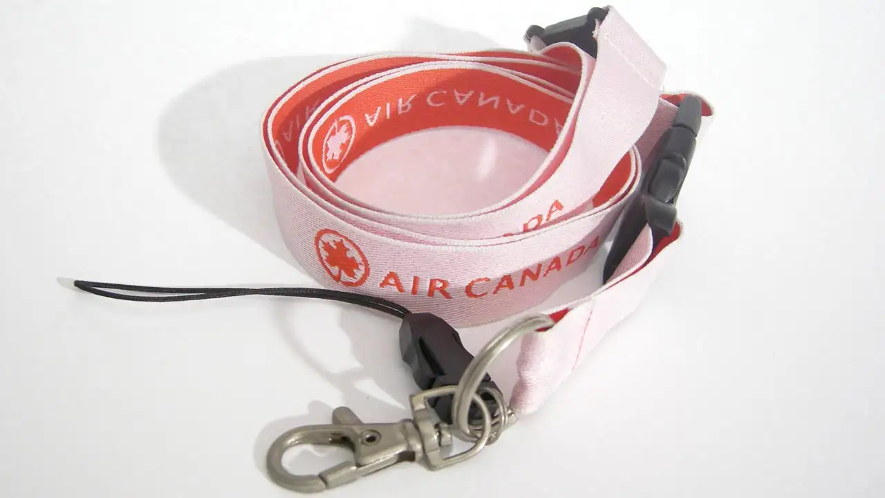 Exklusivt vävt nyckelband med vävd logotyp och text, samt karbinhake och mobilfäste.